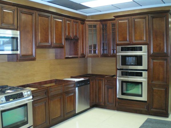 Bucătărie cu dulapuri din lemn și cuptor metalic
