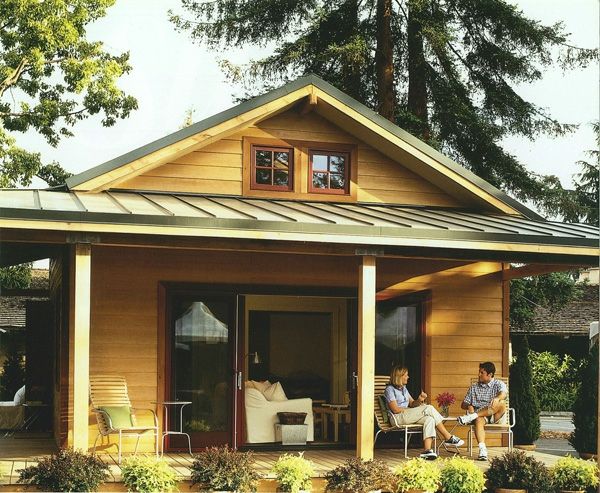 drevený dom - verande - vlastný staviteľ a žena sa rozprávajú navzájom - postavte si verandu sami