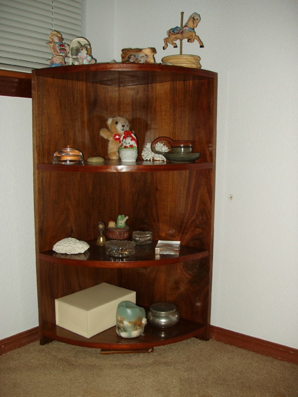 trä-modern-corner-shelf-datauf är ordnade leksaker och dekorationer