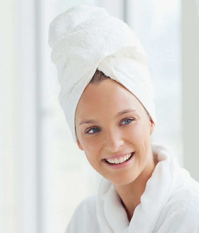 Získajte plešatý, parný postup na zvýšenie vlhkosti pokožky hlavy, tkaniny na hlave, usmievavá žena