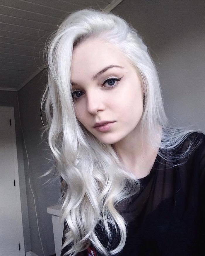 en ung tjej med smink - med ett silverblont hår, svart blus