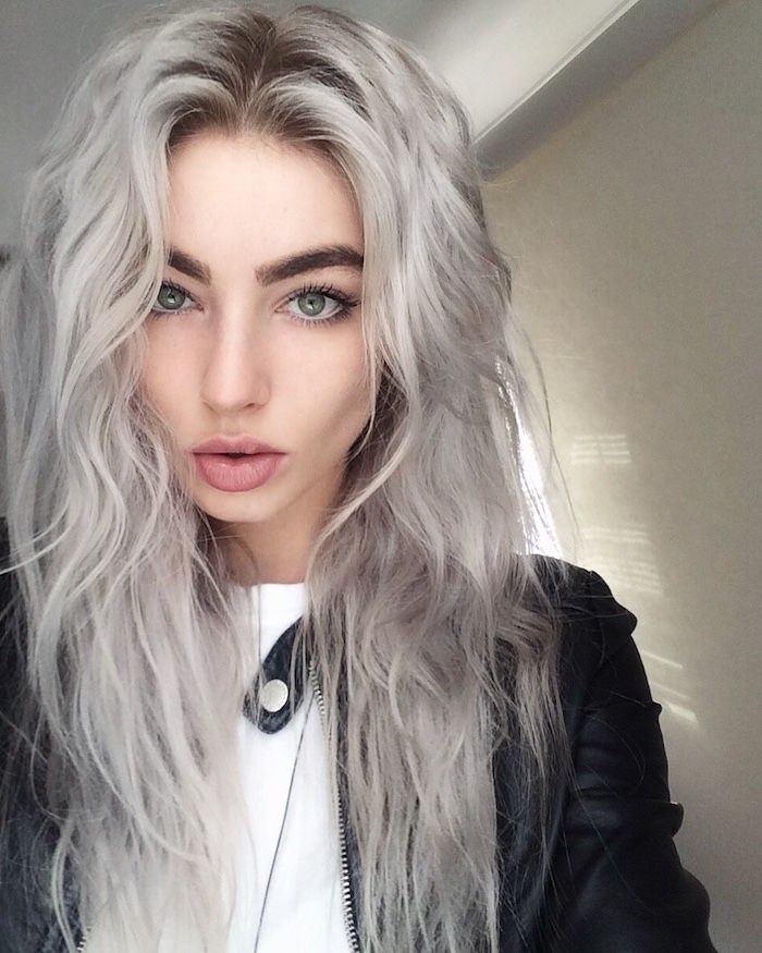 långt lockigt hår av en tjej med läderjacka och vit blus - silverblont hår