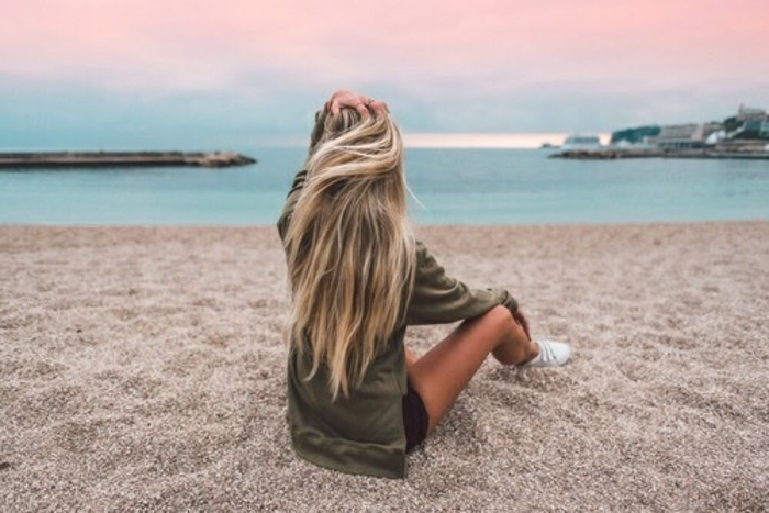 capelli lunghi con acconciatura di ombre sulla spiaggia, mare, oceano, atmosfera