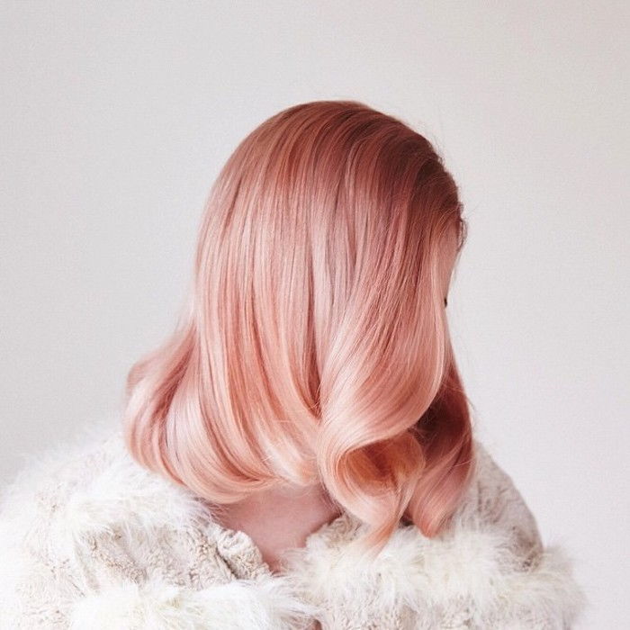 pastell hår, kvinna med retro firma med vågor, vintage frisyr, rosa-gyllene hår