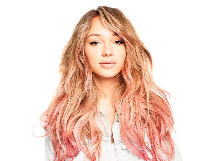 tons de cabelo rosa, longos cabelos castanhos claros com reflexos loiros e pontas cor-de-rosa