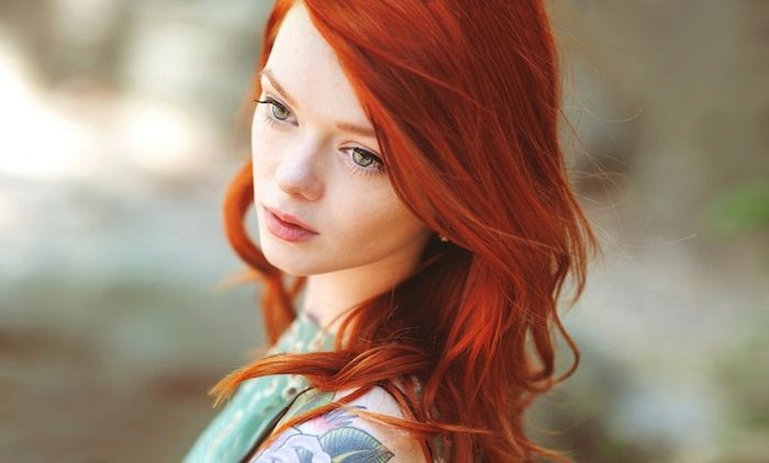 vacker flicka med rött hår, snövit hud, gröna ögon, rosa läppar