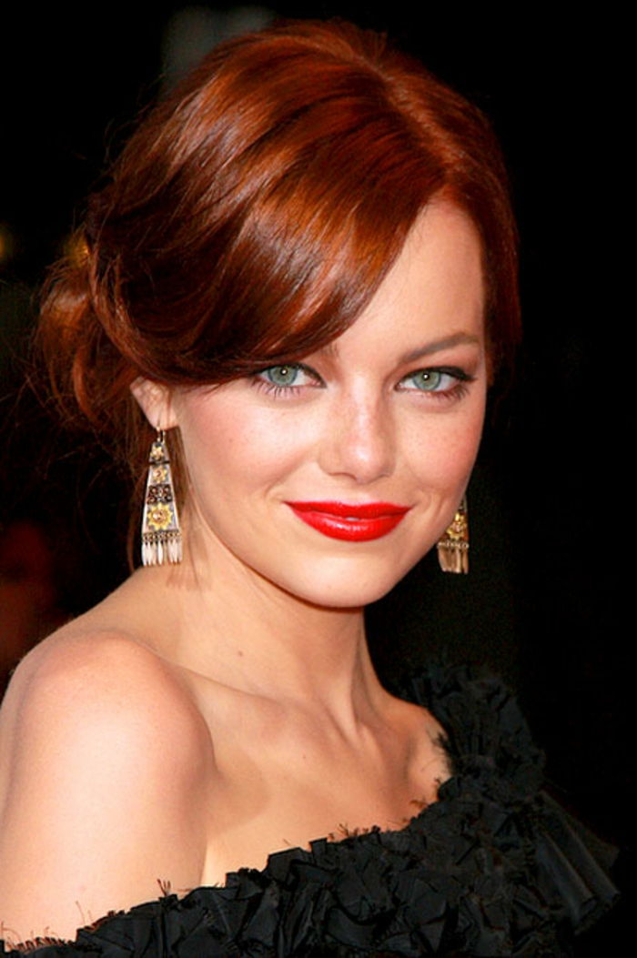 kızıl saçlı ve kırmızı dudaklar - göz alıcı mücevherlerle kombine edilmiş mükemmel kombinasyon, siyah elbise