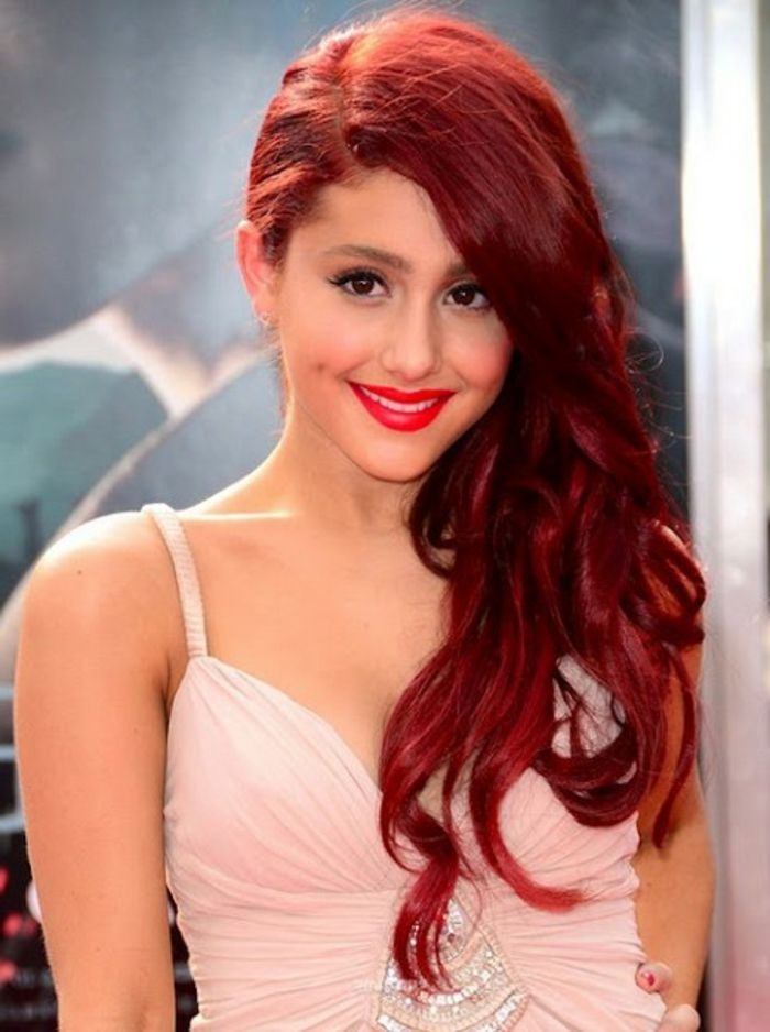 haarkleur, rood en Ariana-grande-met-interessante-kapsel