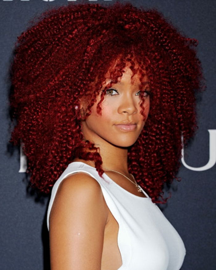 hårfarge, rødt og krøllete frisyre-Rihanna