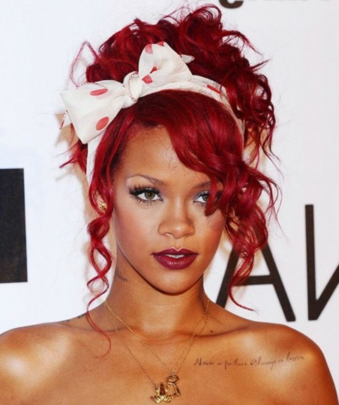haarkleur-red rihanna-with-a-white-loop