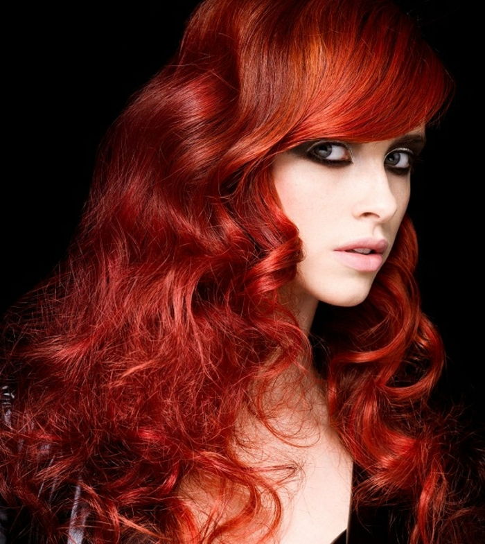 hårfarge, rød og svart-bakgrunn-curly-frisyre