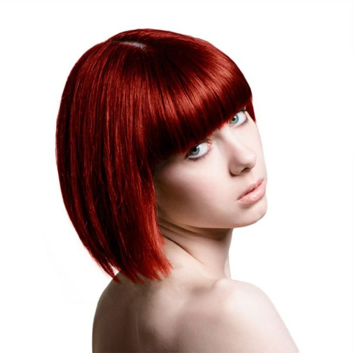 haarkleur, rood en zeer korte chic-kapsel