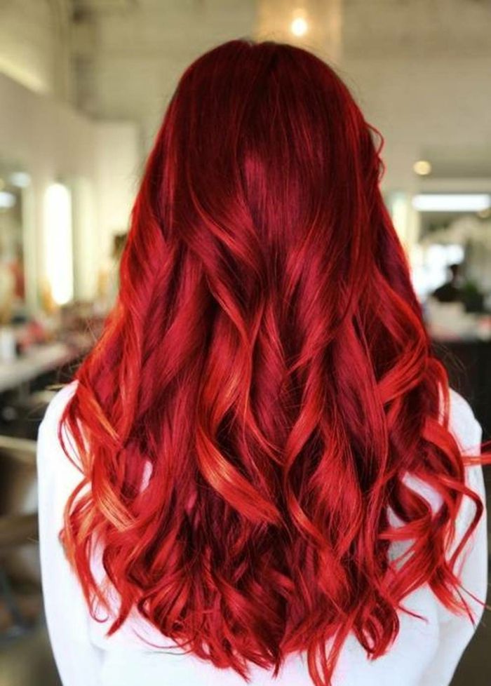 haarkleur, rood en super-flash-tint-foto genomen van achteren