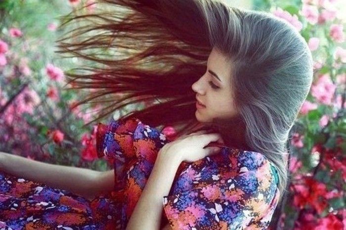 Hair Treatment-zelfgemaakte-fuer-kastanjebruin-haar met natuurlijke-forward-in-het voorjaar meisje met aankleden met bloempatroon