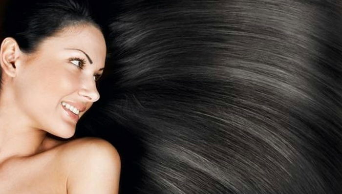 Naturlig såpe for hår: Lang mørkbrunt skinnende hår