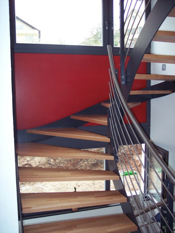 yarım dönüşlü merdiven yapımı - kırmızı duvar tasarımı