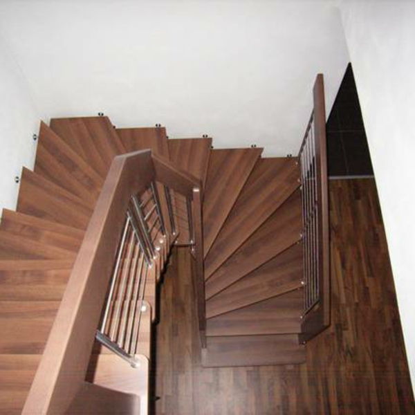 pol-spiralni stopniščni konstrukt-foto-vzeti-od-vrha-sodoben dizajn