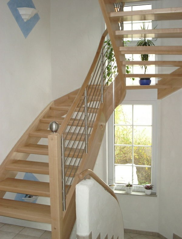 polovičný schodisko konštruovať drevenú konštrukciu - okno