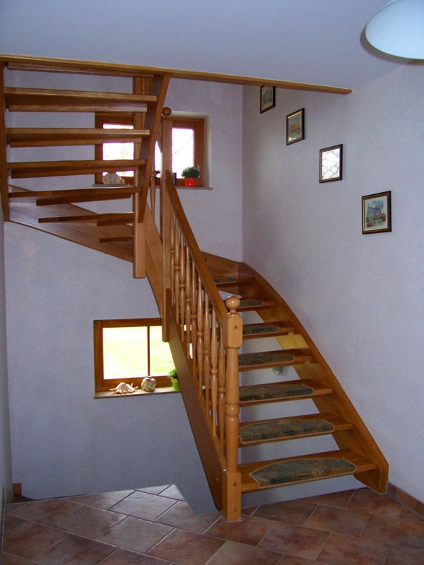 polovično spiralno stopnišče zgraditi majhno okensko steno z zasnovo slik