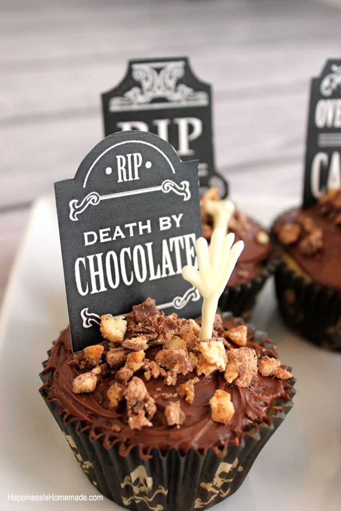 Gjøre oppskrifter til Halloween, lage cupcakes-graver selv, muffins med nøtter