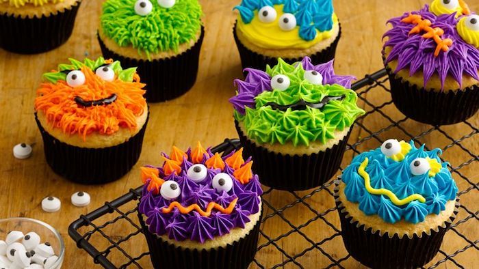 Helovyno receptai, keksiukai monstrų pavidalu, dekoruoti cupcakes