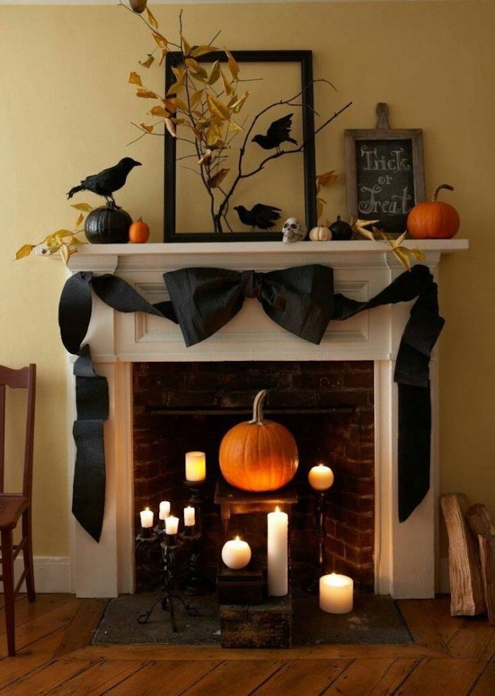 padaryti paslaptingą Halloween apdailą su žvakėmis ir moliūgai židiniu
