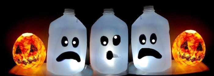 tiesiog padaryk Halloween apdailą - tris butelius su lempomis ir du vazos, tokius kaip Jack O.'Lantern 