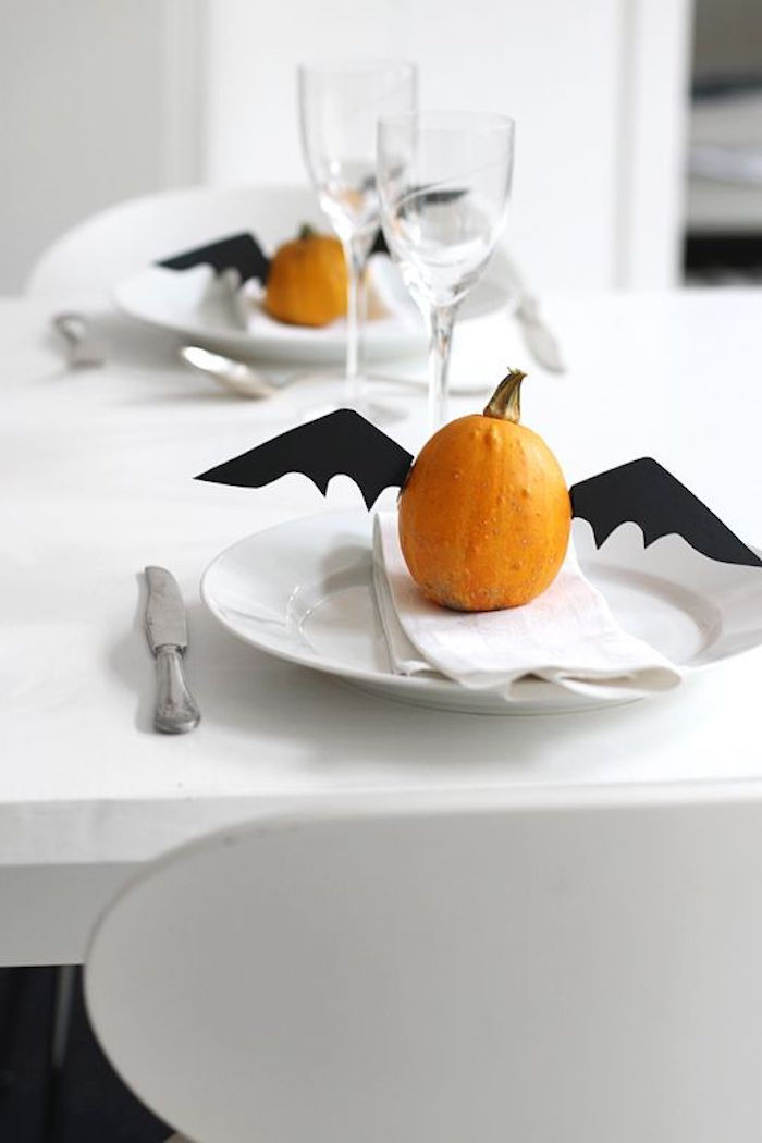 du moliūgai su šikšnosparniu, kaip stalo dekoravimas Halloween - amatų Helovinas