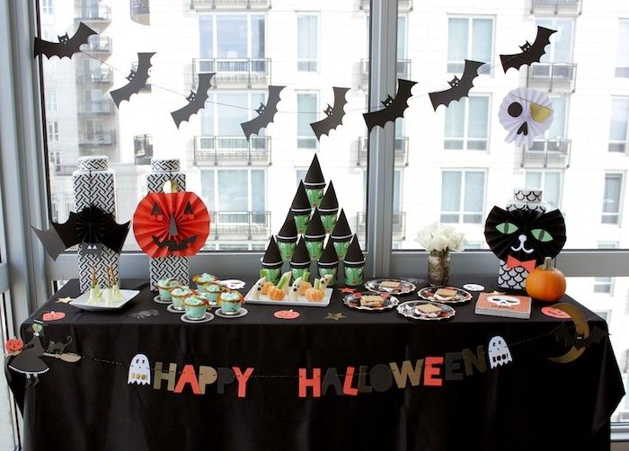 Helovinas dekoravimas su vaikais - su šikšnosparniais ir kitais simboliais