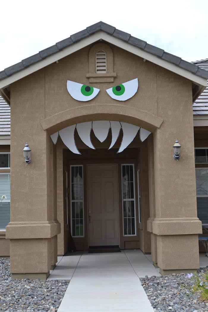 Helovino papuošalų gaminimas - kartono akys ir dantys prie įėjimo durų