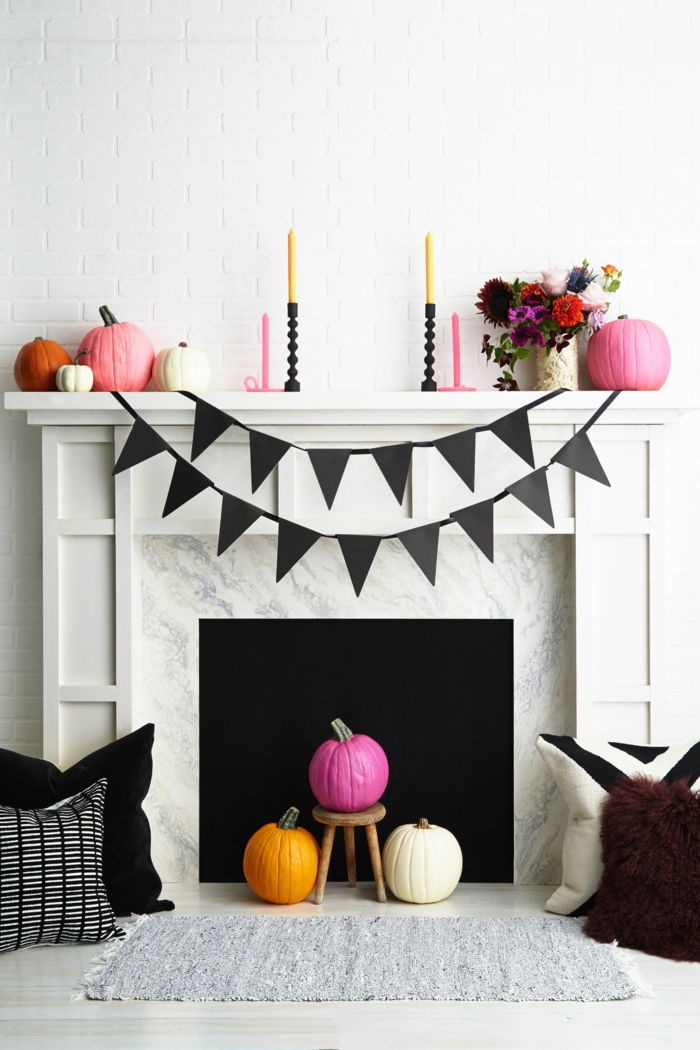 Halloween dekoration för vardagsrummet, färgglada pumpor, höstblommor, svart girlanede