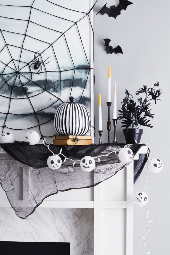 Halloween dekoration för vardagsrummet, stor spindelväv, fladdermöss av papper, krans med mumier, svart och vit pumpa