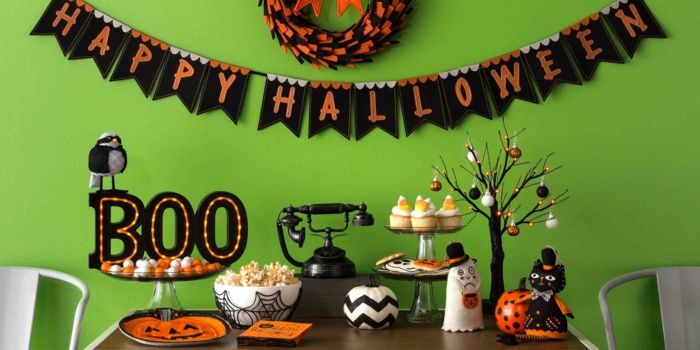 Happy Halloween girlianda, Halloween stalo dekoravimas, bandelės ir kukurūzai, žalia ir oranžinė