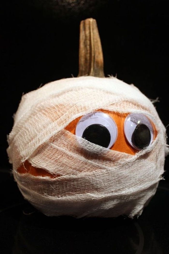 šiek tiek moliūgo forma, kaip mumija su juostele - daro Halloween apdailą sau