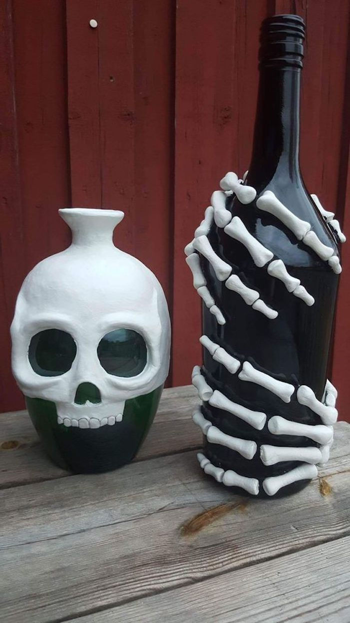 puodelis ir butelis, puoštas kaip skeletas, - baisu Halloween meškerėliu