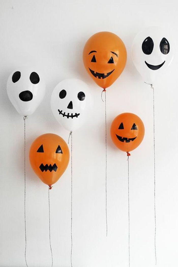 Halloween amatų idėjos - šeši balionai, trys baltos ir trys oranžinės su baisiomis išraiškomis