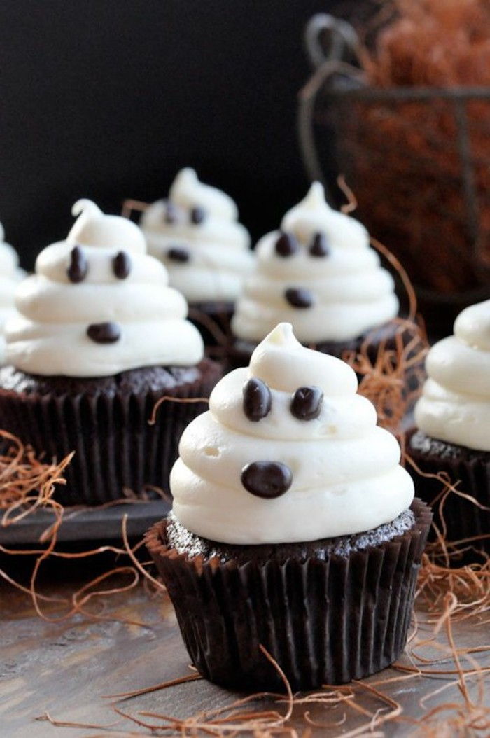 halloween oppskrifter, cupcakes spøkelse med sjokolade øyne