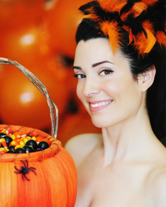 halloween-äter-a-vackra-kvinna-med-en-pumpa