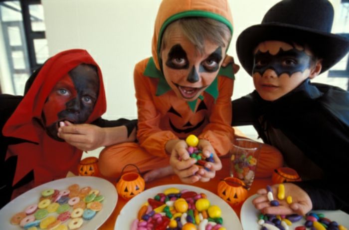 ett trevligt foto - äta halloween - tre barn