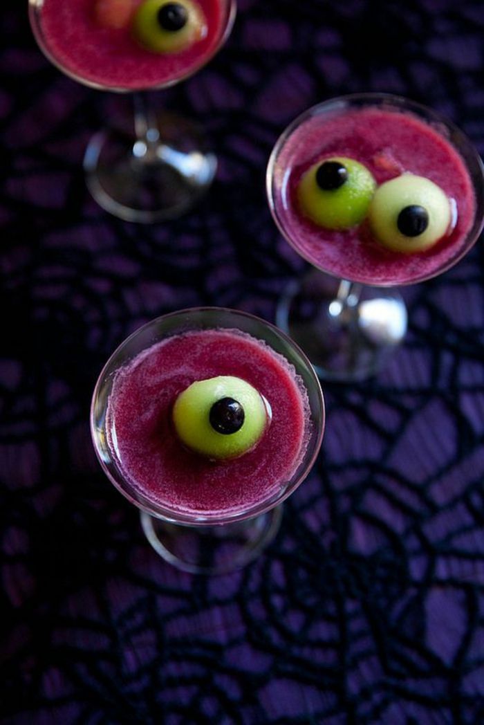 halloween-äter-vackra-lila-cocktails-med-ögon