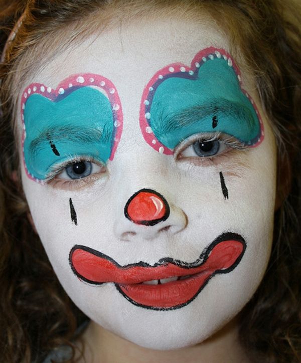 clown makeup - tjej med röd färg runt hennes mun - vita prickar runt ögonen