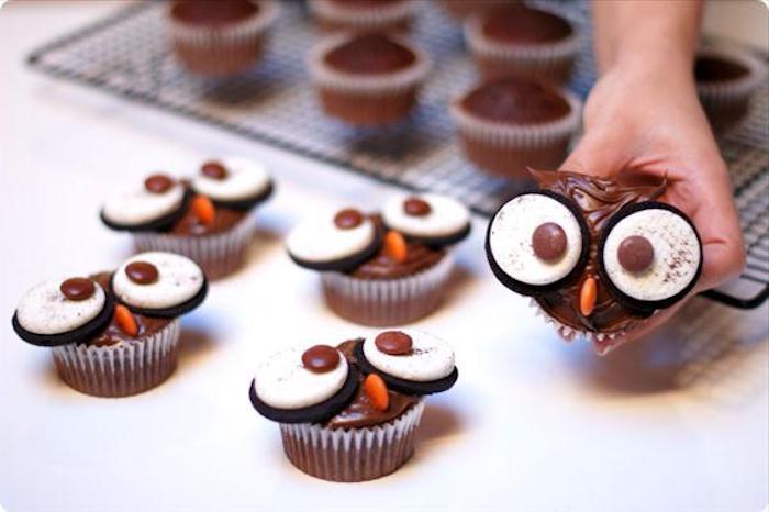 Halloween recept, ugglor gjorda av muffins med ögon gjorda av oreo kex