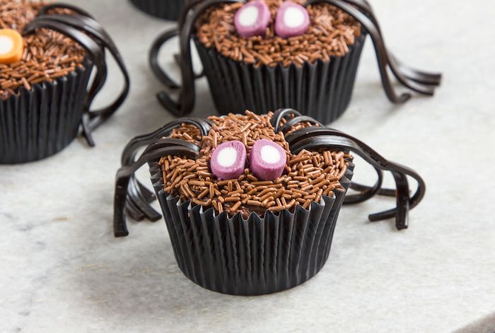 Helovyno receptai, sukapoti nuo cupcakes su šokolado kojomis
