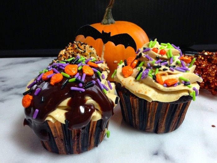 Receitas de Halloween, cupcakes decorados com creme, chocolate e granulado