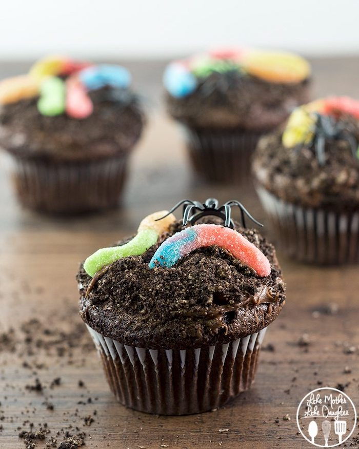 Halloween sausainiai, cupcakes dekoruoti vorai pagaminti iš šokolado ir gallebonbons