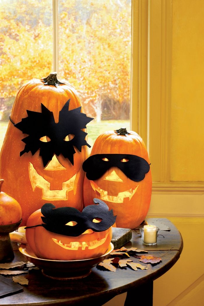 Kürbusse scnitzen, baisu moliūgų veidus kaukėmis, Helovinas stalo dekoracijos, rudens lapai ir aromatizuoti žvakės