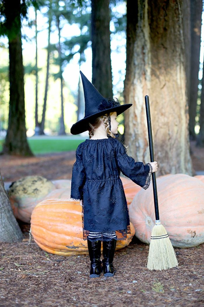 en söt liten häxa, Halloween kostym för tjejer, jätte pumpor, höst i skogen
