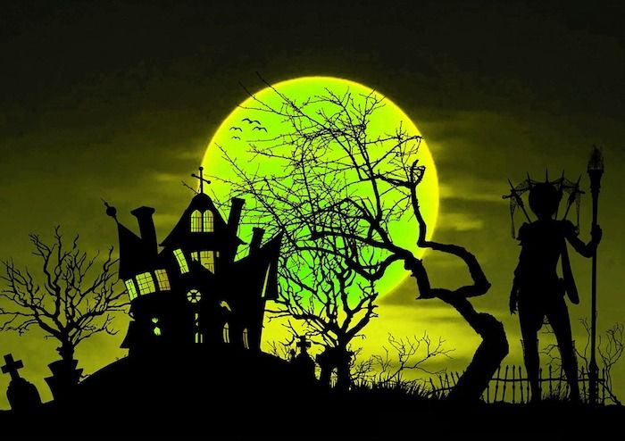 En grønnmåne og en kirke, en hekse og en kirkegård - Halloween bilder