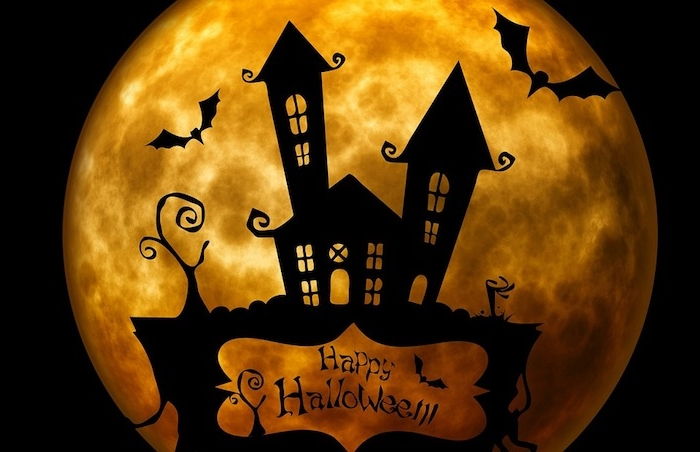 een kasteel met de maan op de achtergrond en opschrift Happy Halloween - Halloween beelden