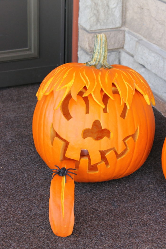 Carving pumpa ansikte med spindel, carving pumpor och gör fantastisk Halloween dekoration